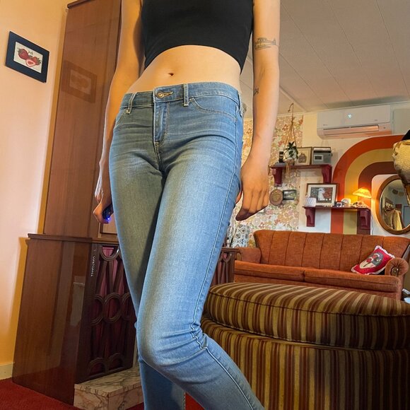 Y2K low rise Hollister light wash skinny jeans! - Picture 6 of 16